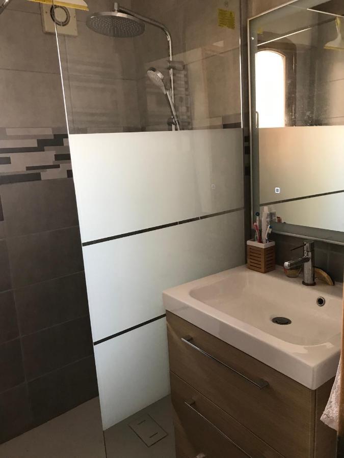 Chambre climatisée avec sdb privée dans une villa avec piscine privée Marsella Exterior foto